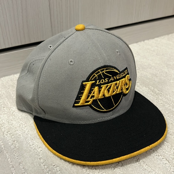 New Era Flat Brim 9FIFTY Los Angeles Lakers NBA Black Grey Yellow Snapback Cap - Picture 2 of 7